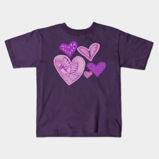 Love makes hearts take flight - dusky pink with purple Kids T-Shirt